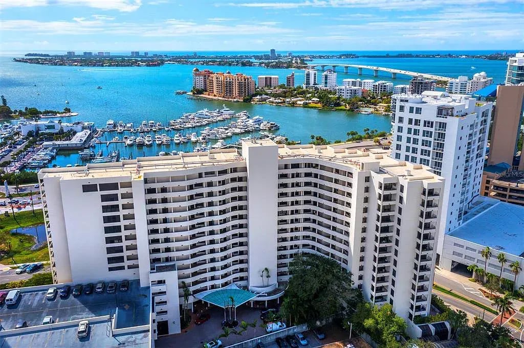 1255 N Gulfstream Ave APT 905