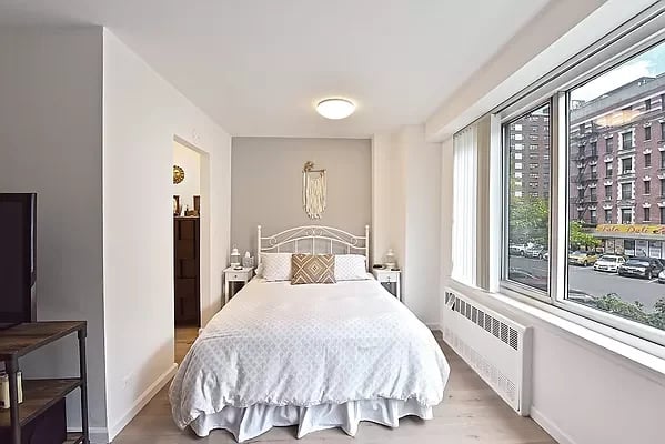 400 Central Park West Unit: 2G