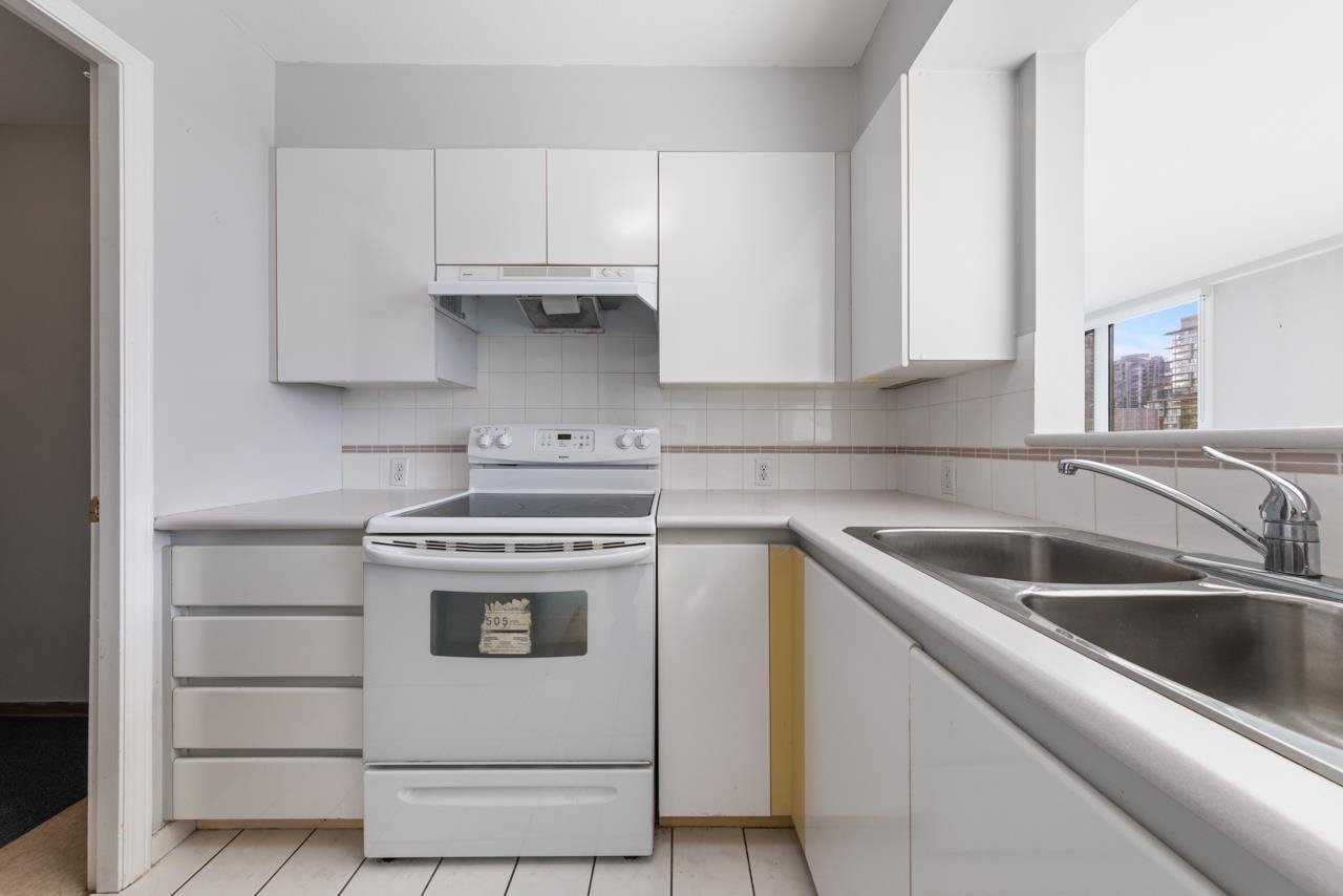 1003-888 Pacific St