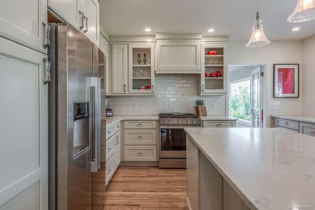 3084 Cadboro Bay Rd