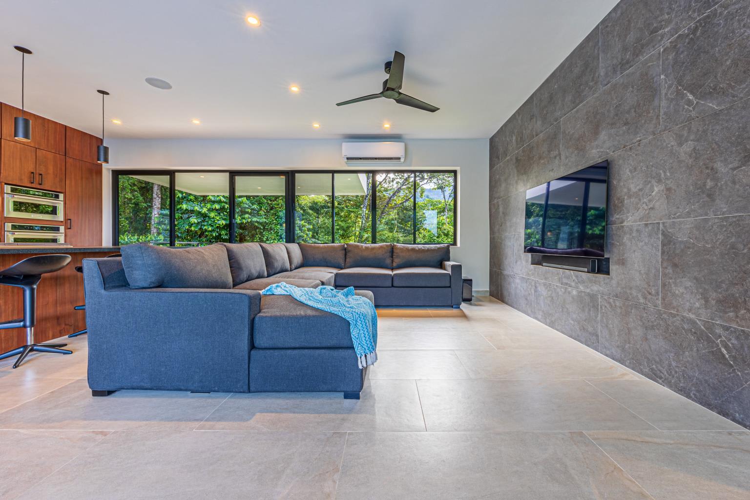 Outstanding Uvita Gem, Hidden in the Canopy with Ocean and Mountain Views