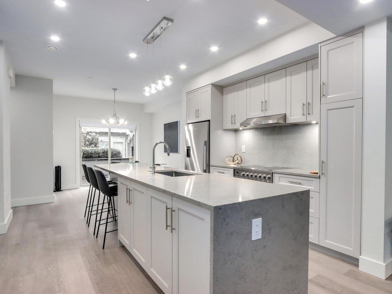 3-115 W Queens Rd
