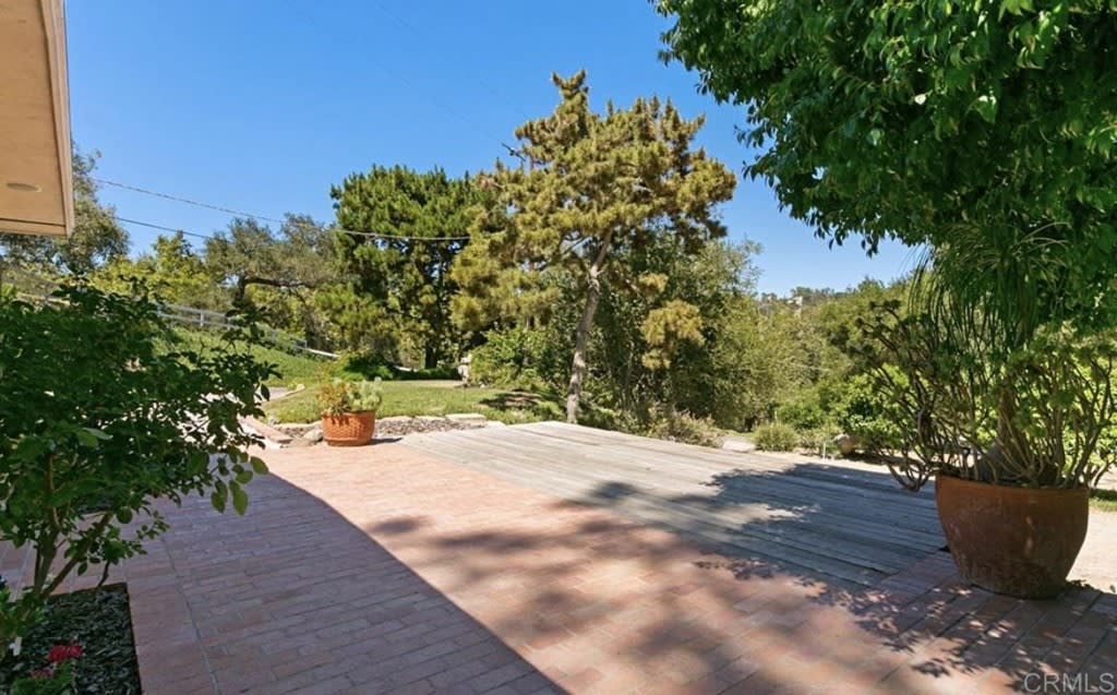 1027 S Live Oak Park Dr