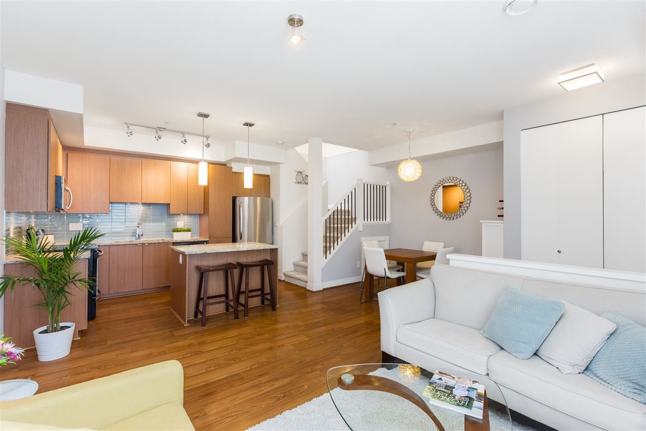 208-735 W 15th St