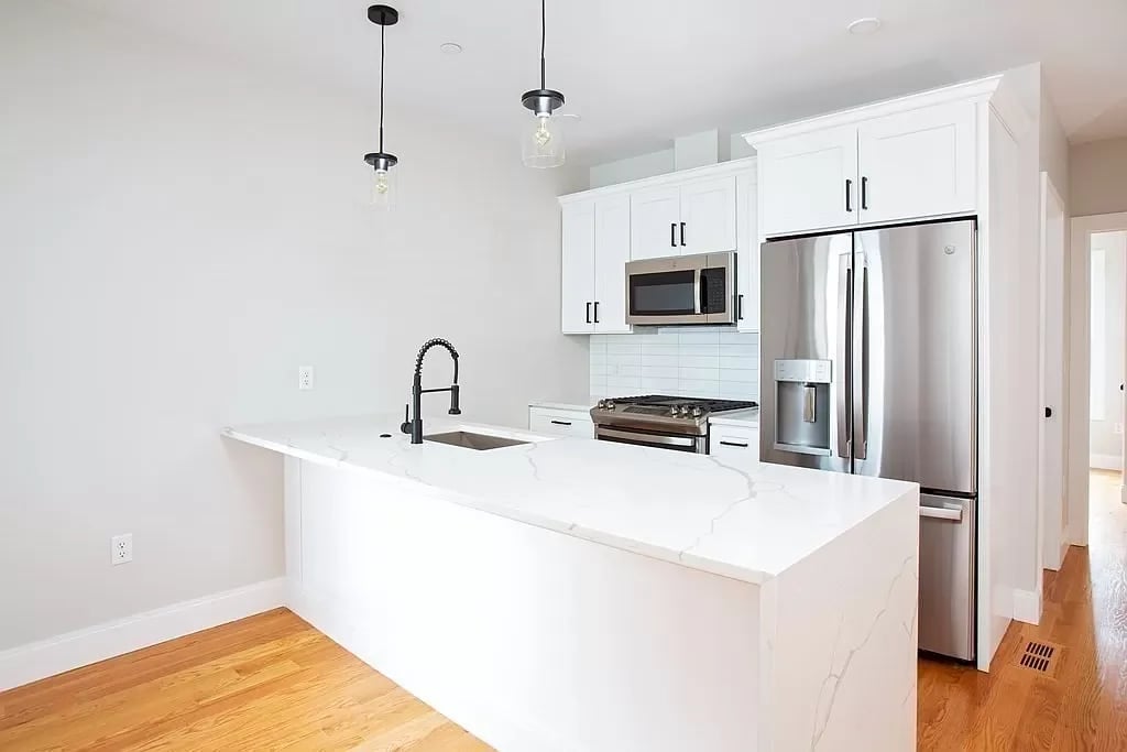 174 W 7th St