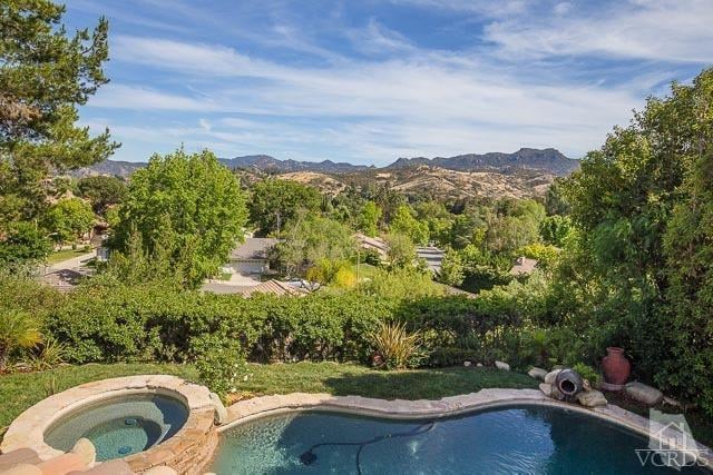 1561 Shadowglen Court