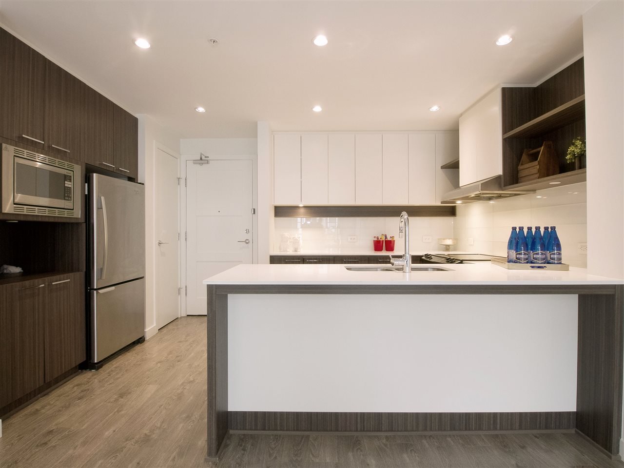 312-553 Foster Ave