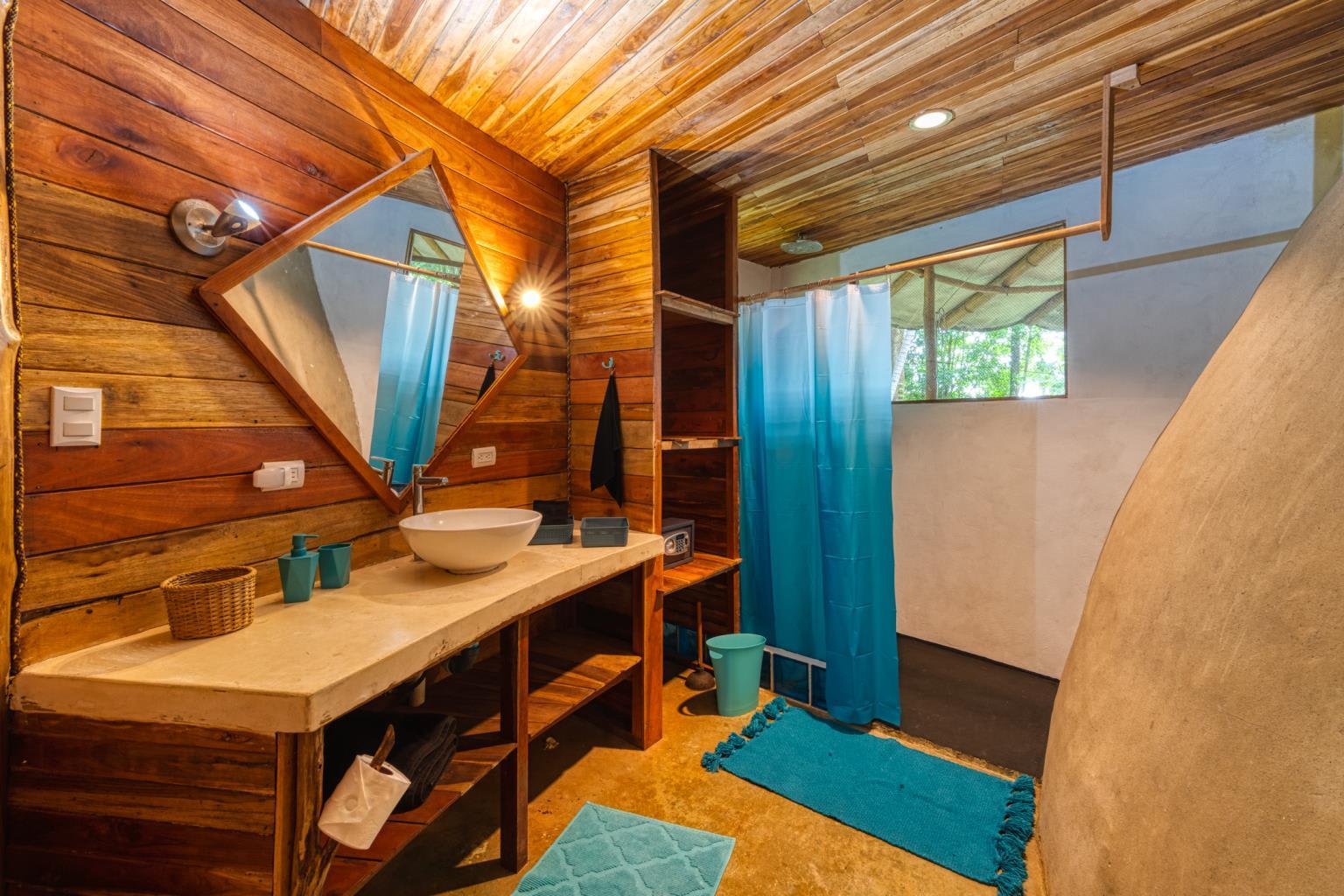 Exceptional Retreat Center on 62 Acre in Tinamastes