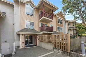 402-1593 Begbie St
