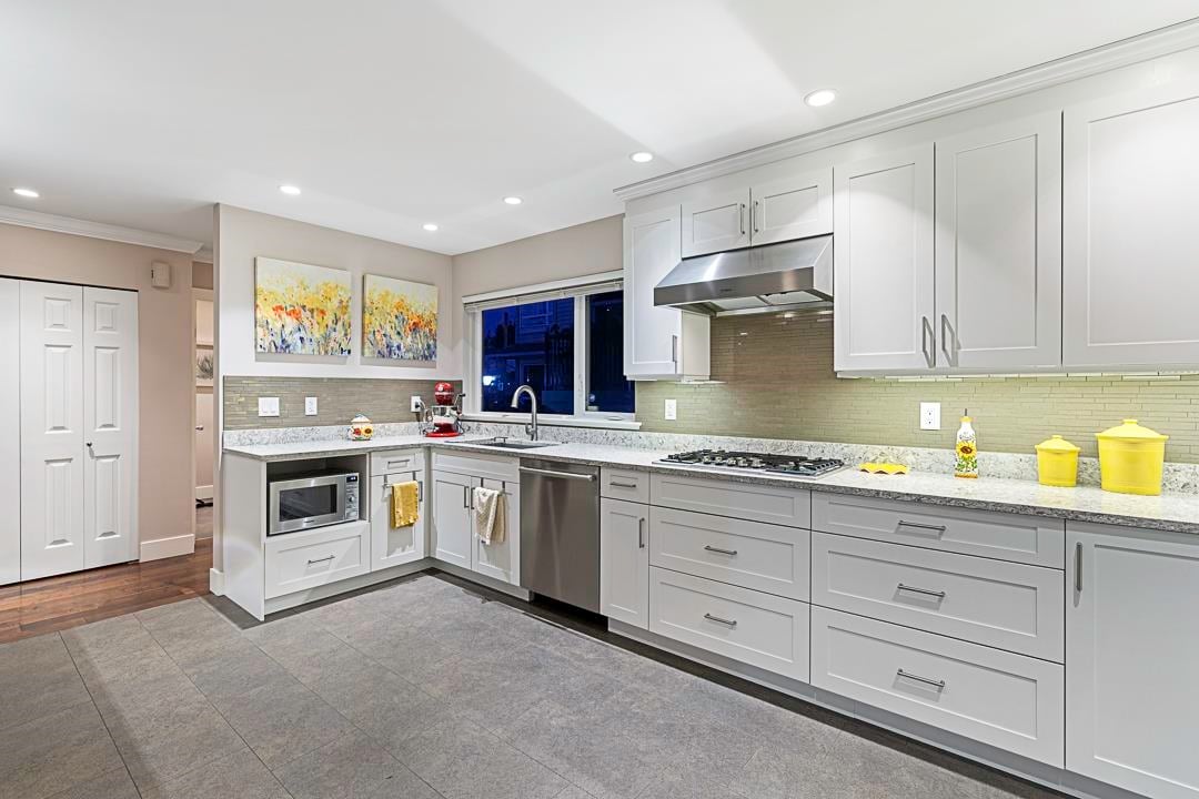 203 W 18th St