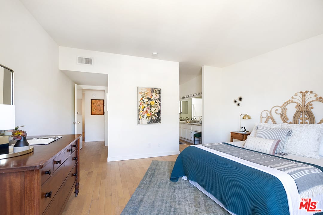 Rare Top Floor Unit in Silver Lake