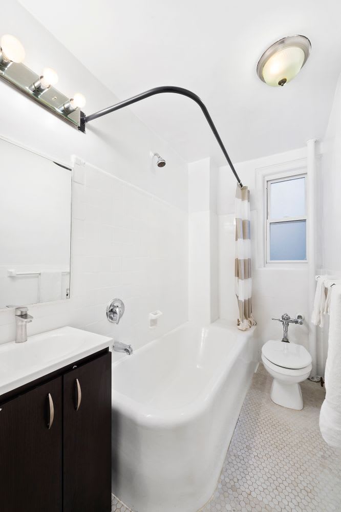 321 East 54th Street Unit: 5H