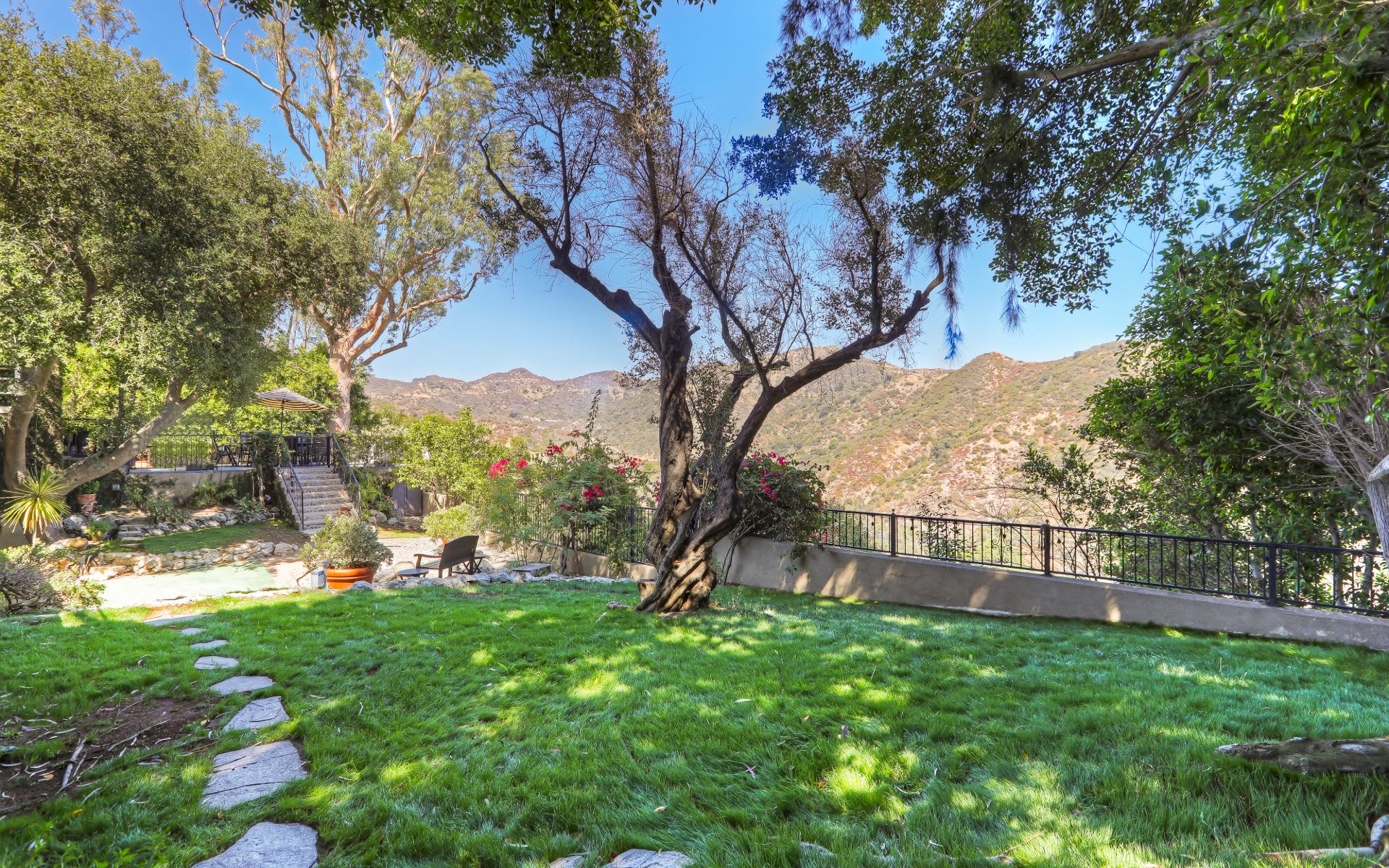  3110 Hollyridge Dr