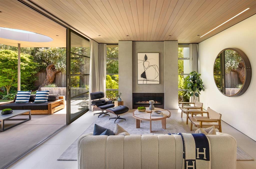 2111 BARBARA DR