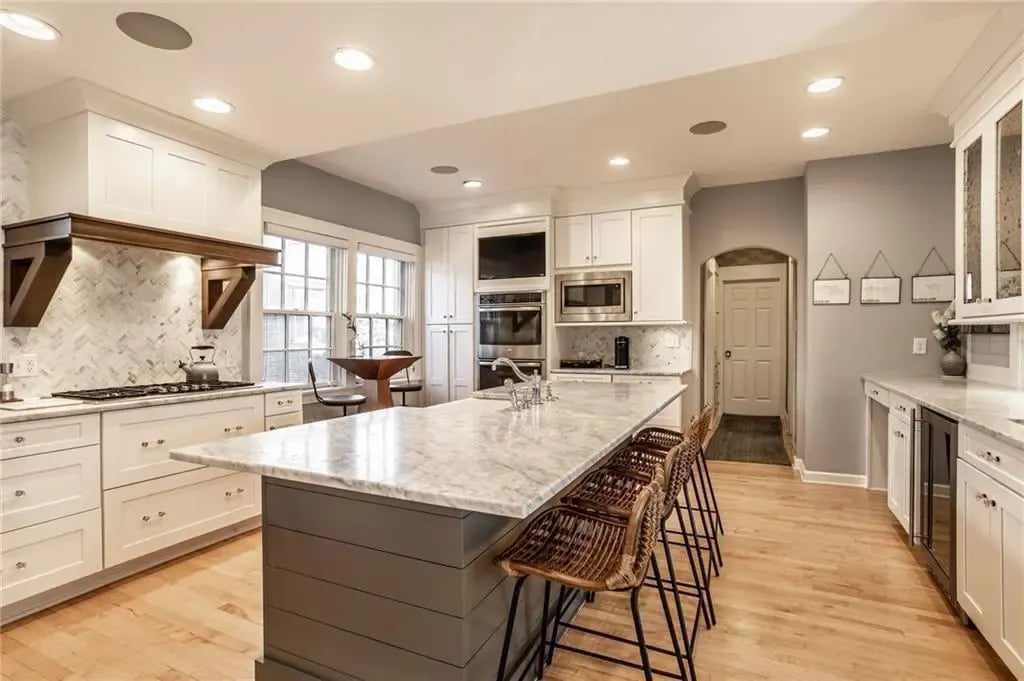 35 E 54TH ST