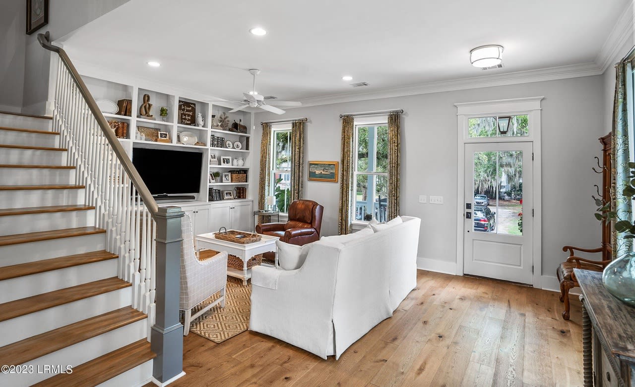 606 New St