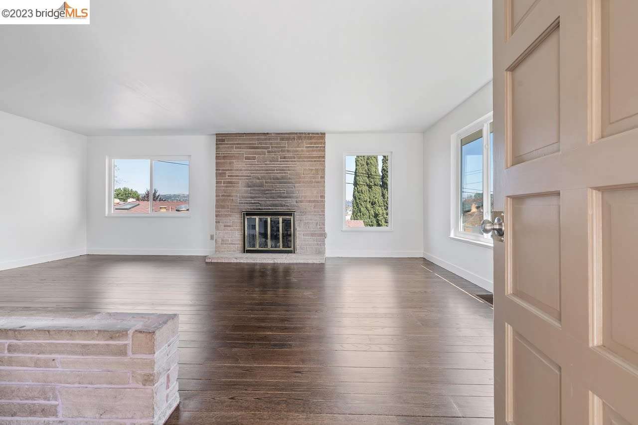 2454 San Carlos Ave
