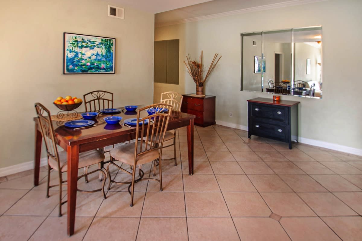 10861 Moorpark St 205 Toluca Lake CA