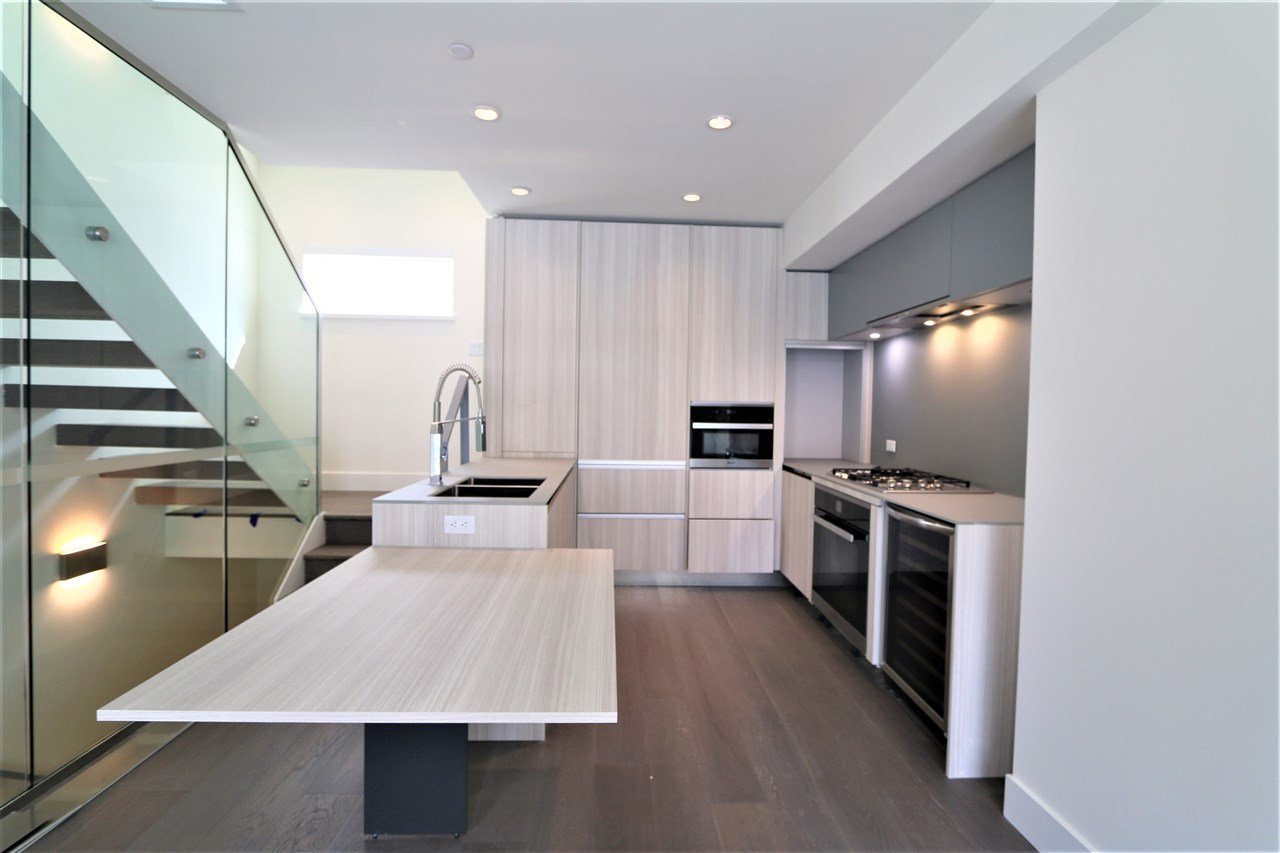 154 W Woodstock Ave