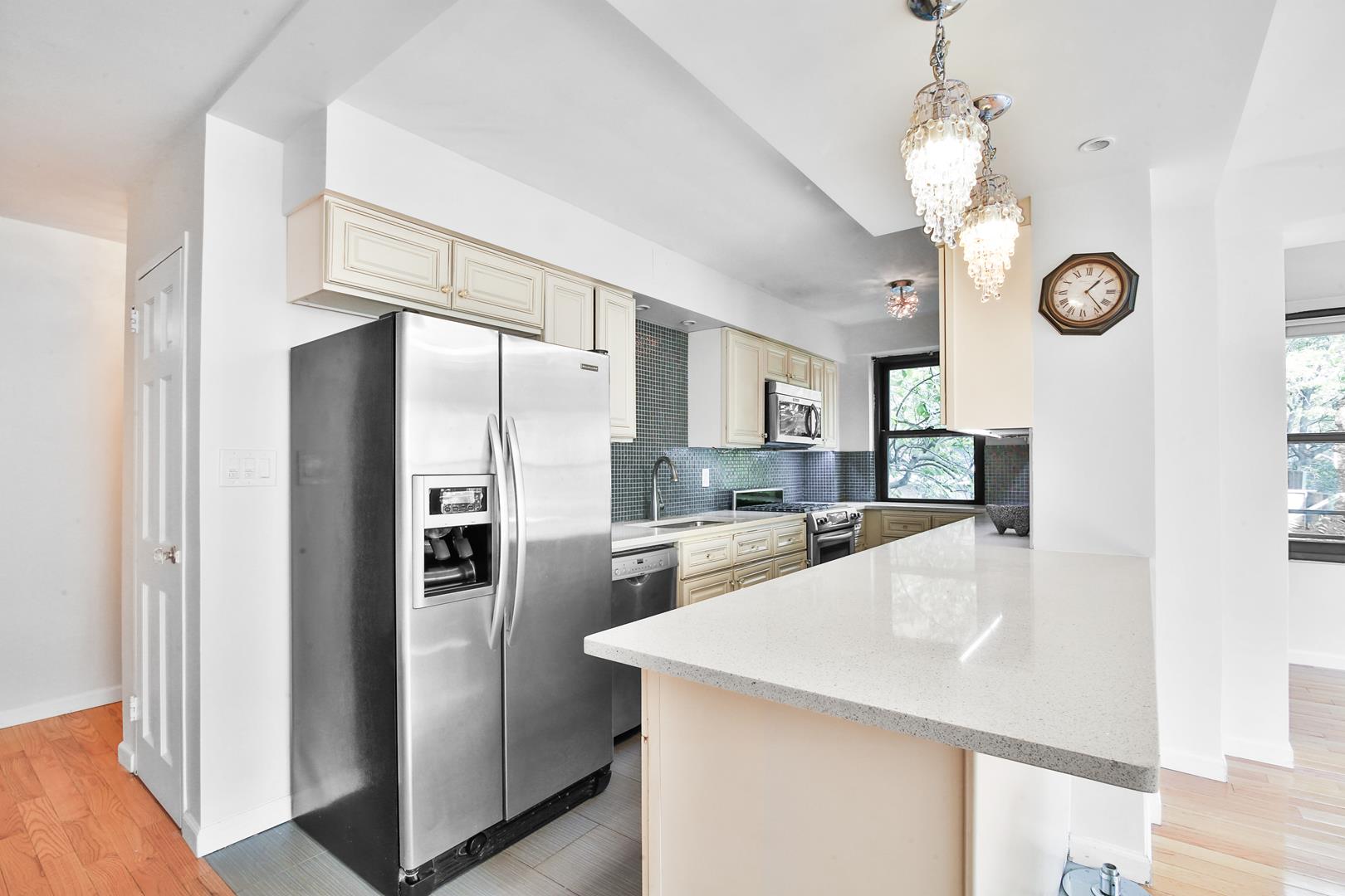 208 East Broadway, Apt J-106