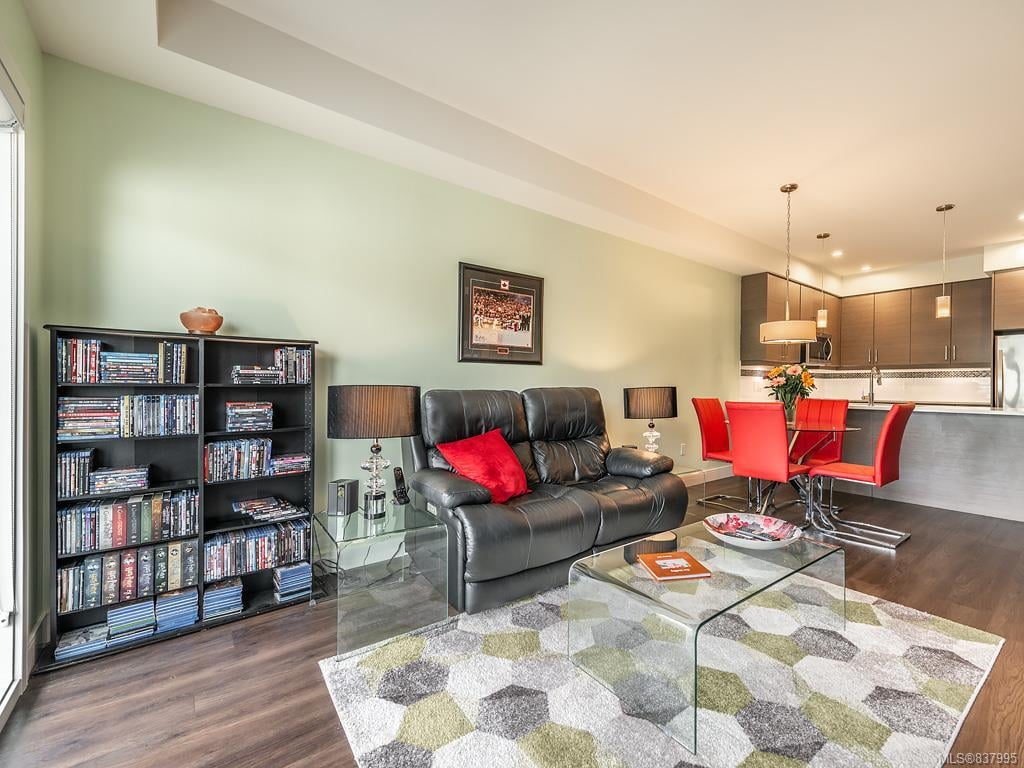 302-7111 W Saanich Rd