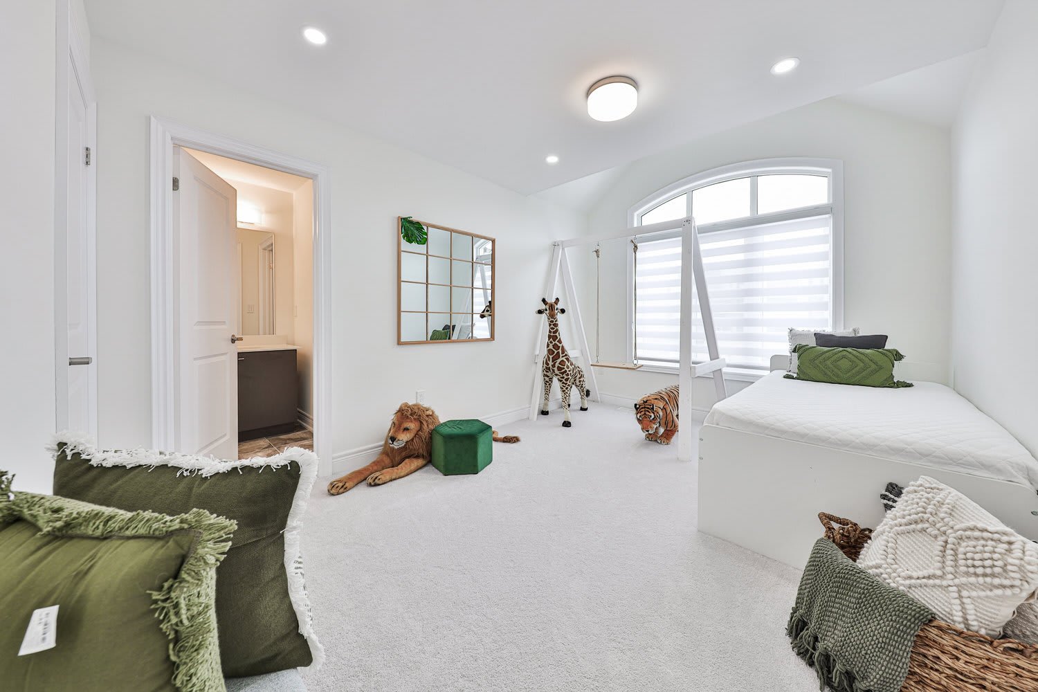 1320 CLARRIAGE Court, Milton