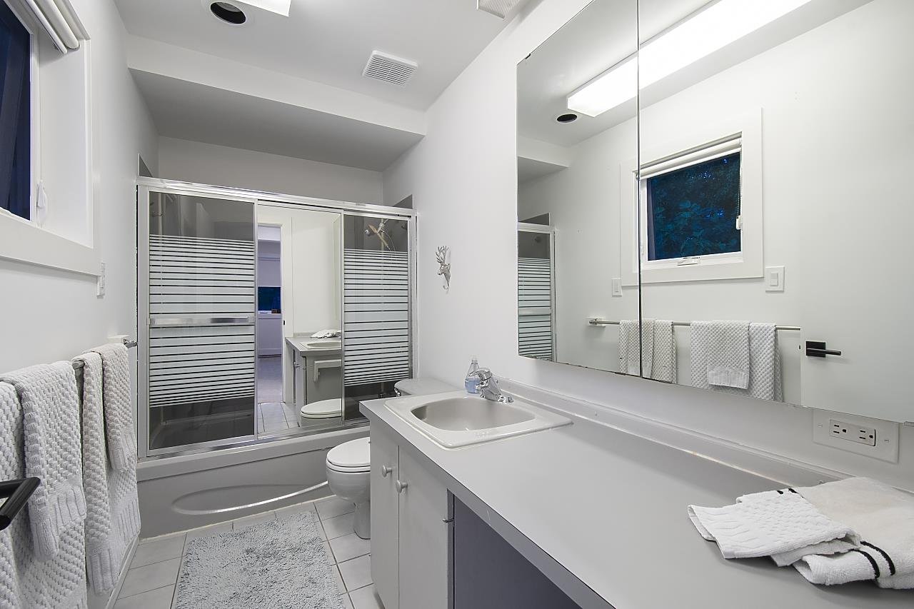 1140 W 17 St