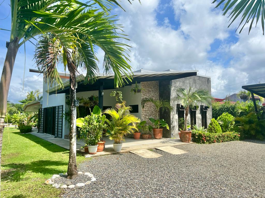 Quepos Surf House with Private Pool