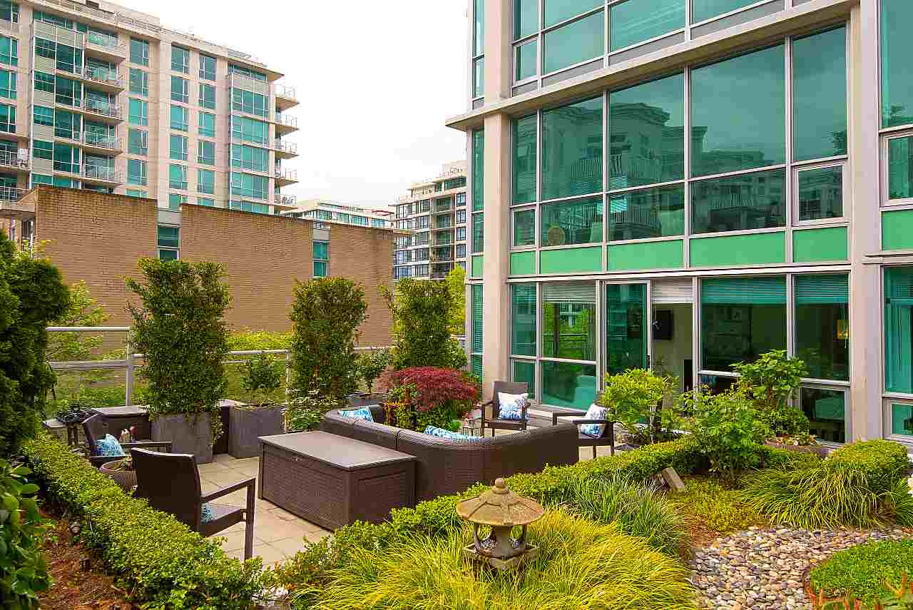301-138 E Esplanade Ave