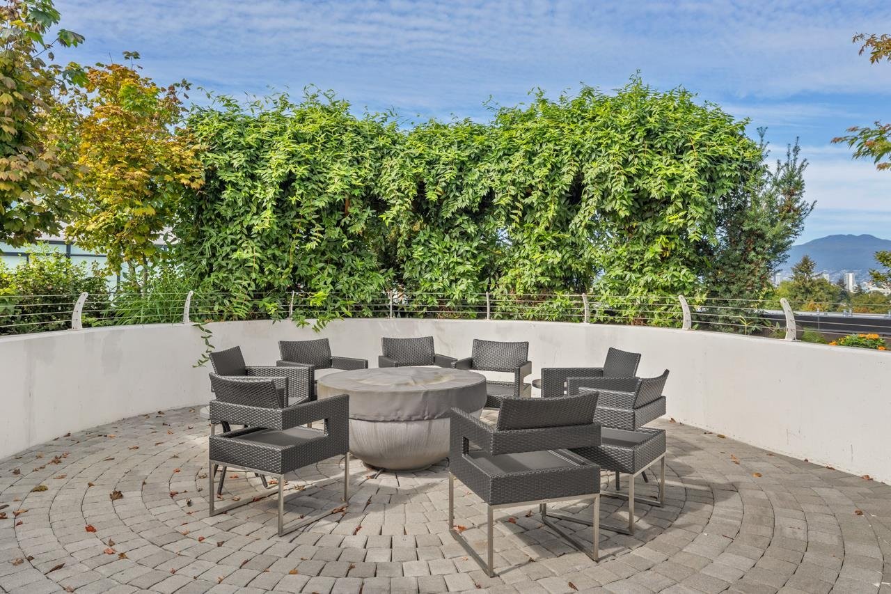 575-438 W King Edward Ave