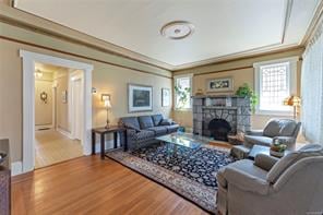 1636 Hollywood Cres