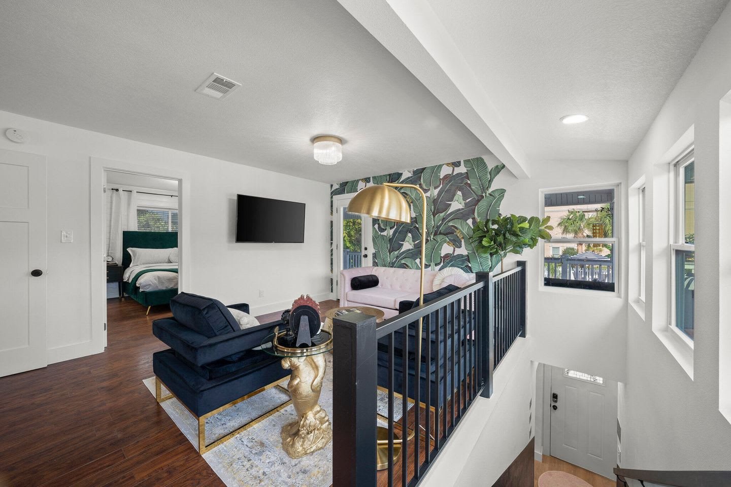 95 Hollywood St