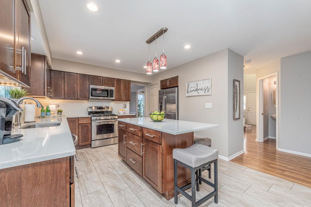 611 Woodbridge Dr 