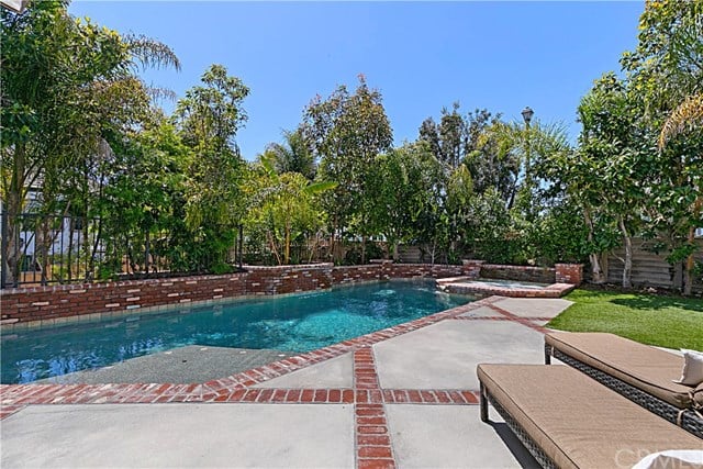 6652 Carriage Circle, Huntington Beach 