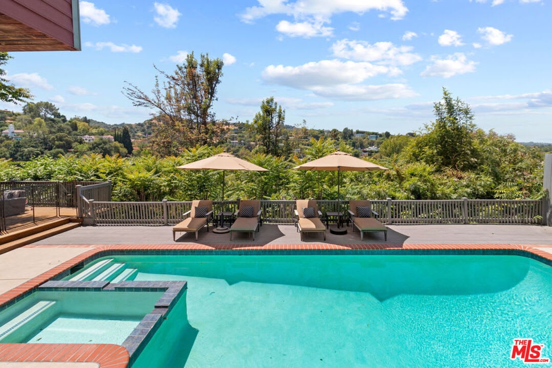 3983 Sunswept Dr