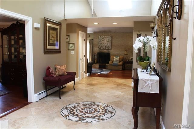 40 Stirrup Ln, Syosset