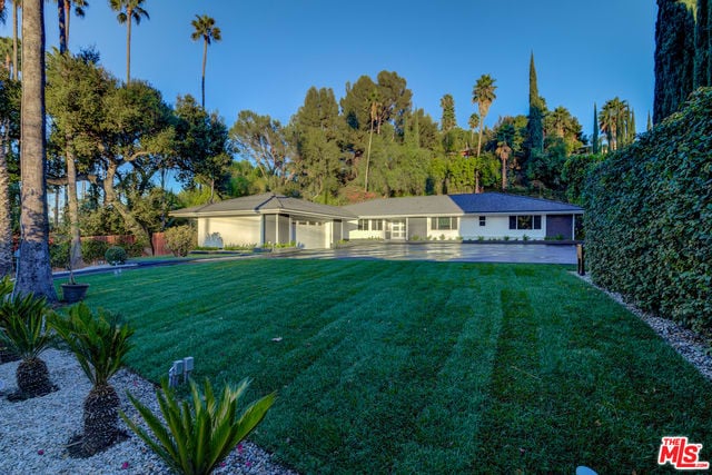 4450 Hayvenhurst Ave