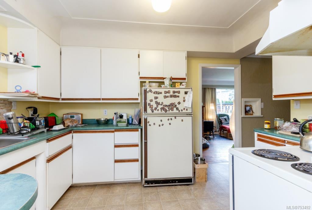 3922 Cadboro Bay Rd, Saanich
