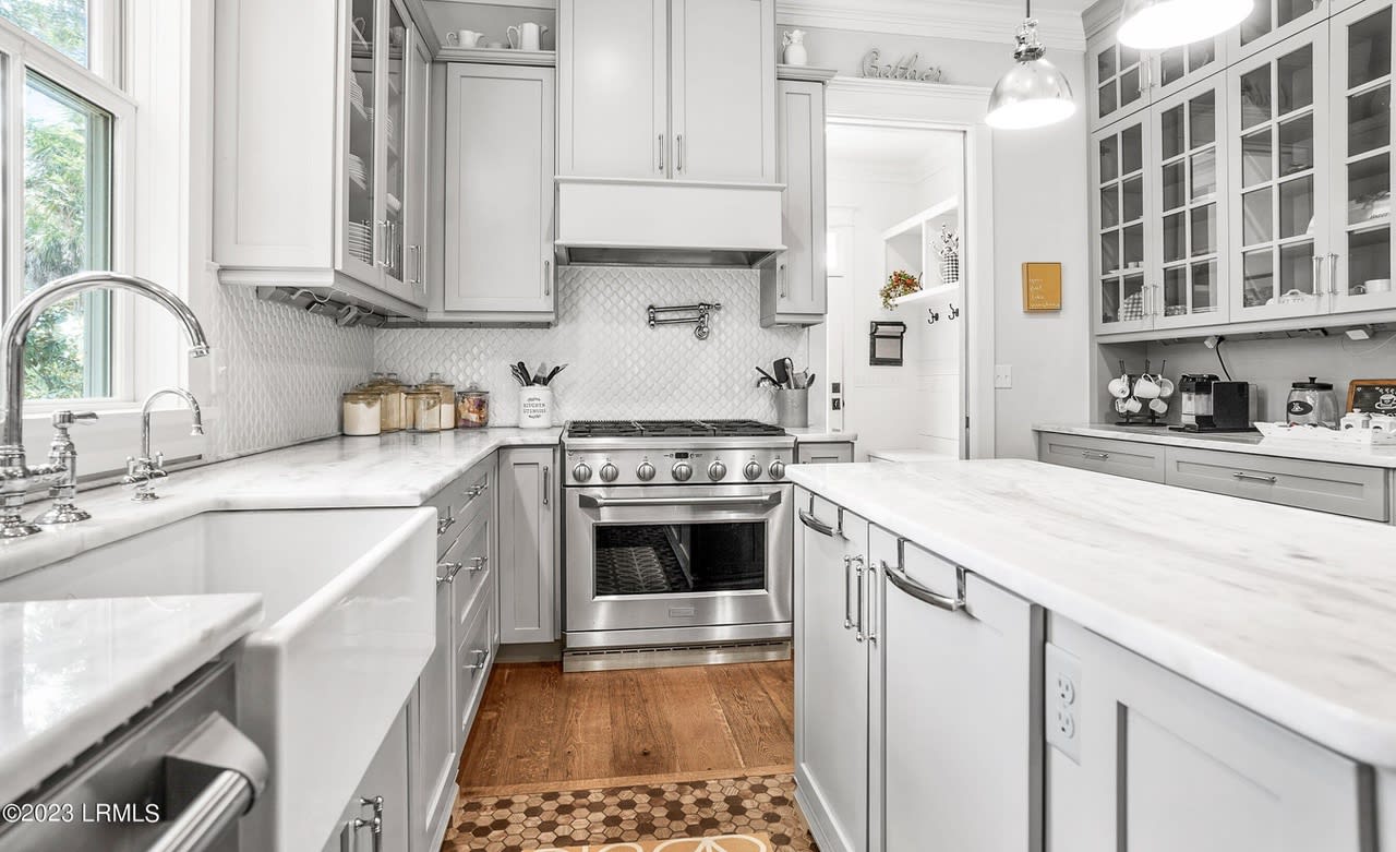 606 New St