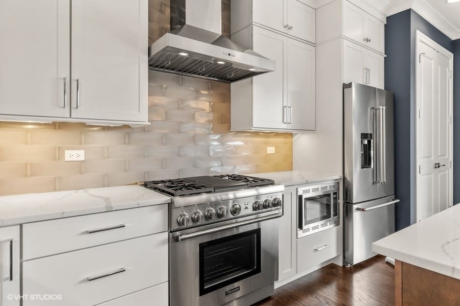 5820 N Clark St., #207