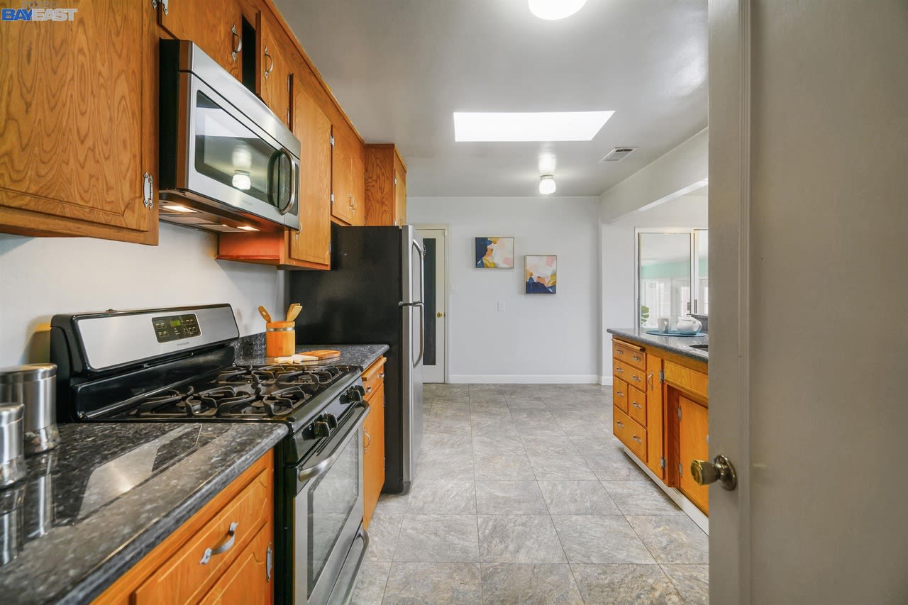 165 Bradhoff Ave