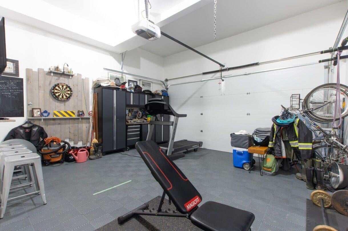 39253 Falcon Cres