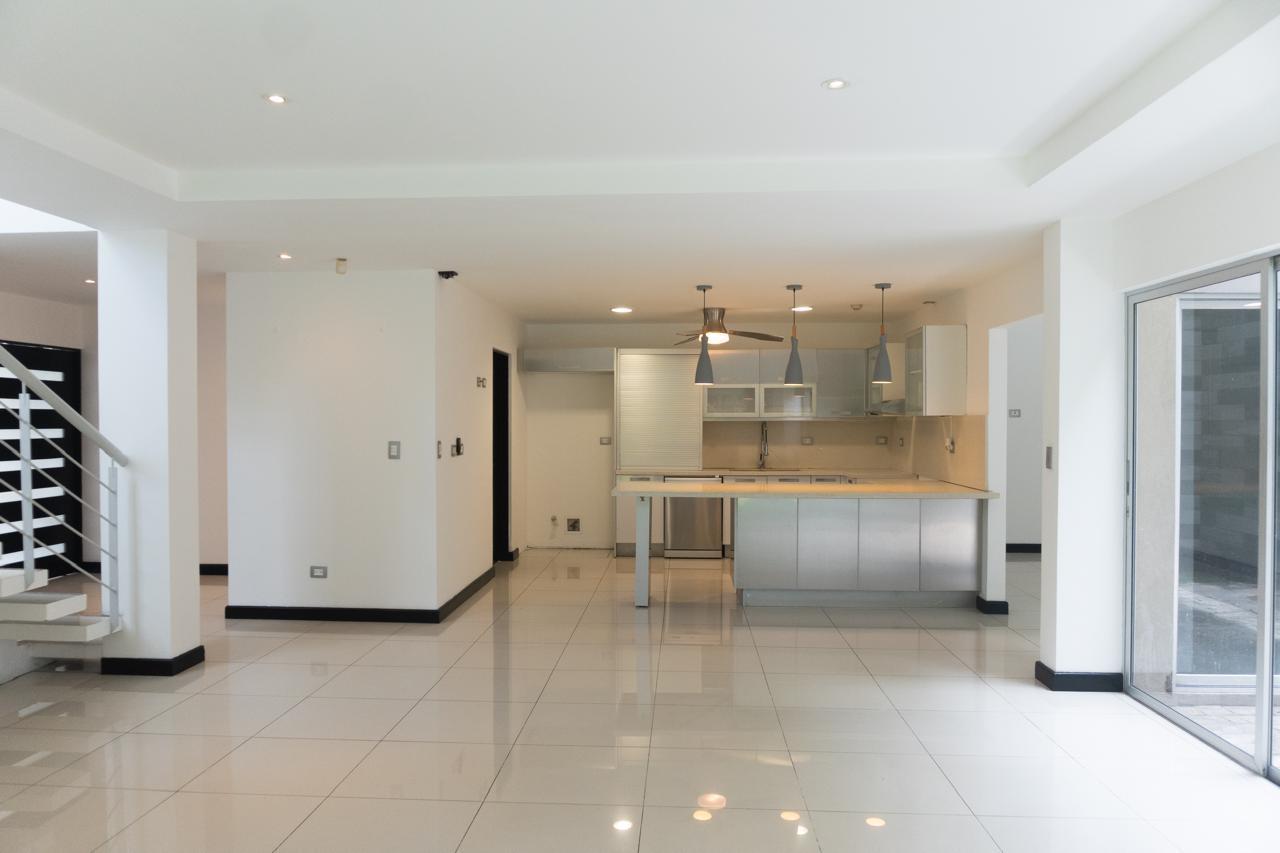 Contemporary Corner Gated Home, Santa Ana, San Jose