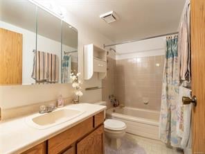 304-2360 James White Blvd, Sidney