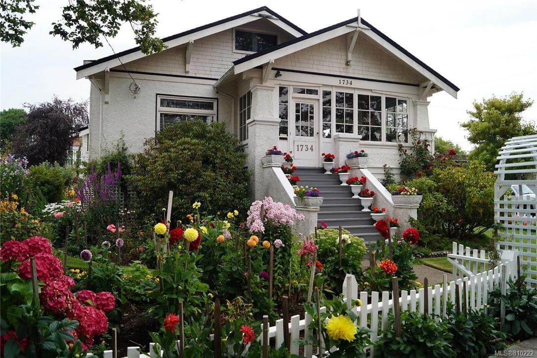 1734 Hollywood Cres