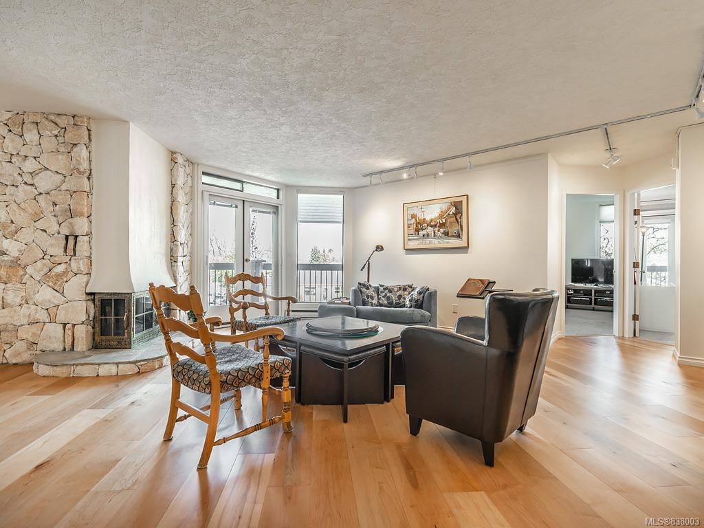 202-2119 Oak Bay Ave
