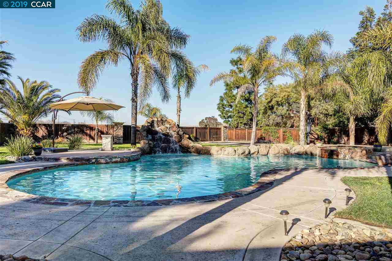 1449 Pinegrove Way