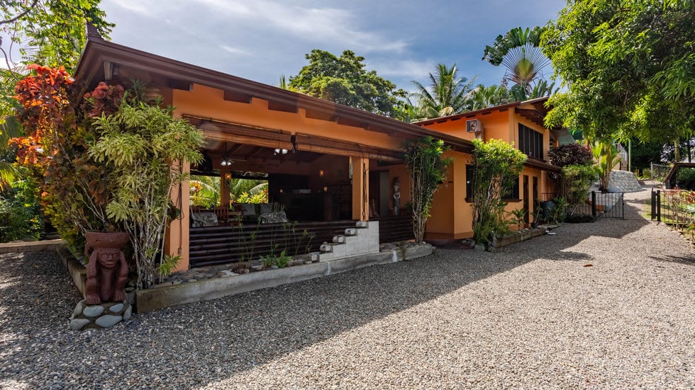 Home with White Water Views and Easy Access in Ojochal