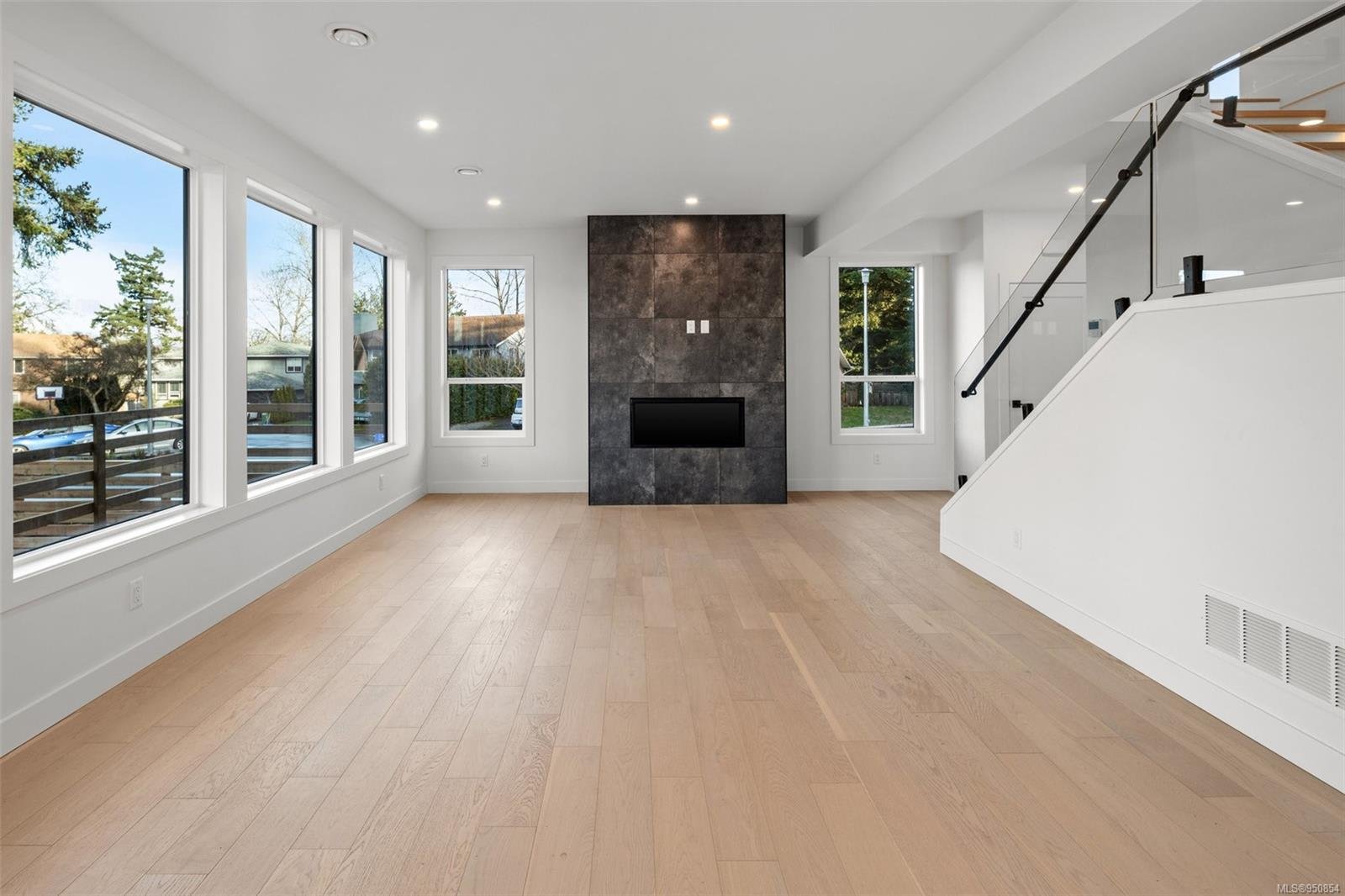 4008 Hira Pl