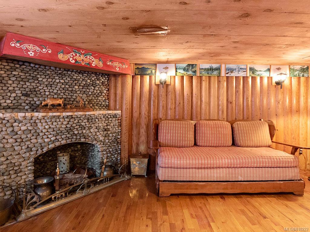 1734 Hollywood Cres
